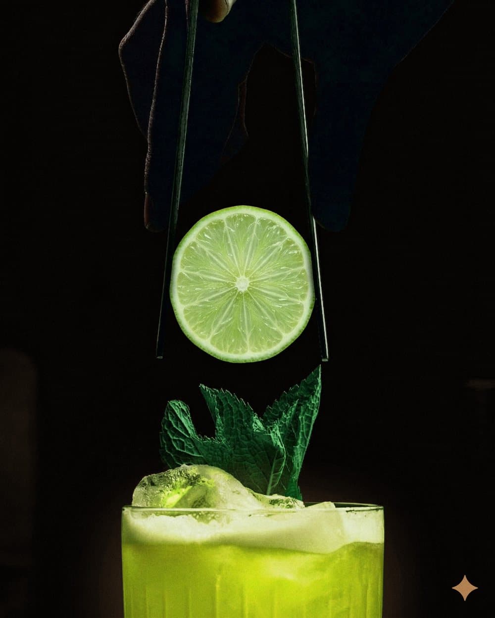 Bicchiere con menta e una rondella di lime sospesa sopra
